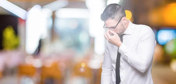 Joven Hombre Negocios Guapo Con Gafas Sobre Fondo Aislado Cansado — Foto de Stock