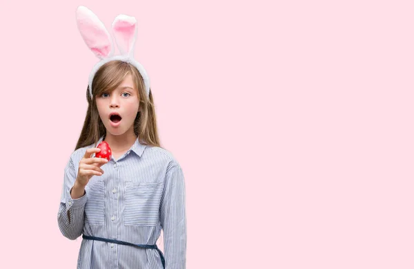 Jonge Blonde Kind Dragen Easter Bunny Oren Bang Schok Met — Stockfoto