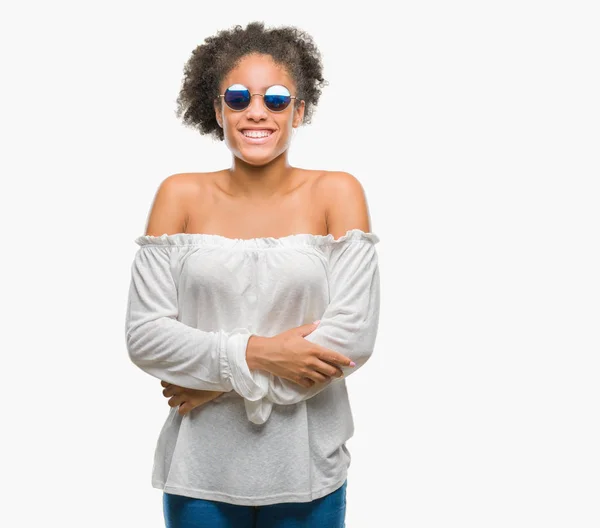 Jovem Afro Americana Usando Óculos Sol Sobre Fundo Isolado Rosto — Fotografia de Stock