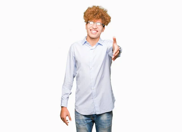Mladý Pohledný Obchodní Muž Brýlemi Úsměvem Přátelskou Nabídku Handshake Jako — Stock fotografie
