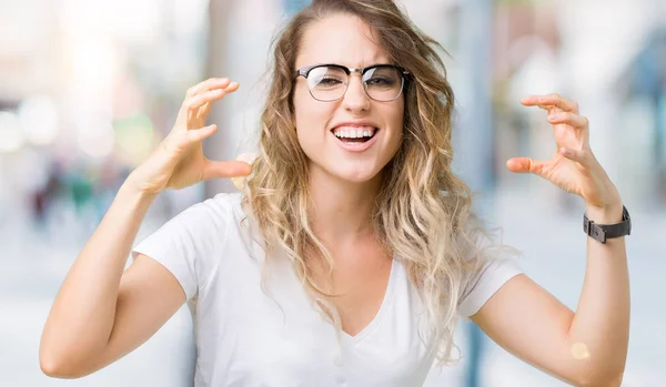 Frumos Tânără Blondă Femeie Purtând Ochelari Peste Fundal Izolat Strigând — Fotografie, imagine de stoc