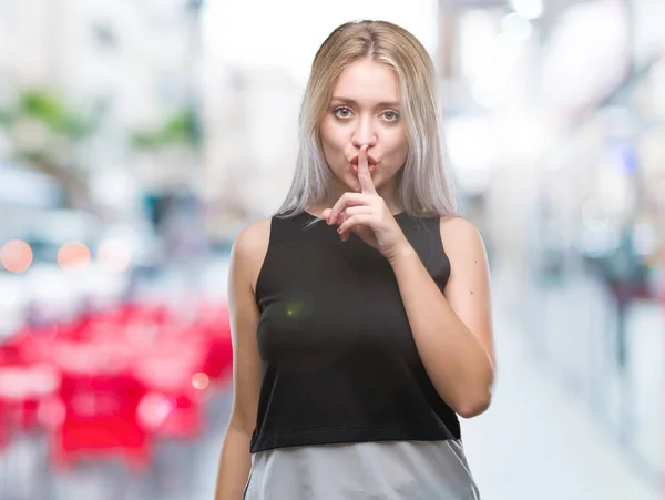 Jonge Blonde Vrouw Geïsoleerde Achtergrond Vragen Stil Met Vinger Lippen — Stockfoto