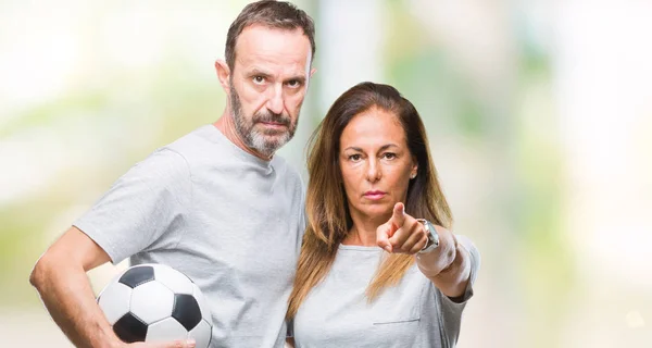 Hispanic Paar Middelbare Leeftijd Voetbal Voetbal Houdt Geïsoleerd Achtergrond Met — Stockfoto