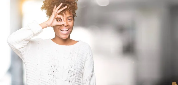 Красива Молода Жінка Афро Американських Носити Взимку Светр Над Ізольованих — стокове фото