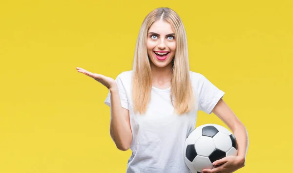 Jovem Bela Mulher Loira Segurando Bola Futebol Sobre Fundo Isolado — Fotografia de Stock