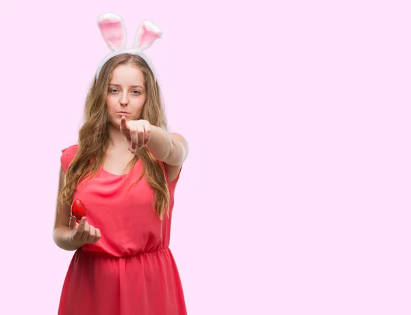 Jonge Blonde Vrouw Draagt Easter Bunny Oren Met Vinger Wijzen — Stockfoto