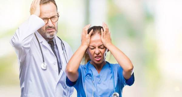 Middelbare Leeftijd Spaanse Artsen Partners Paar Medische Uniform Dragen Geïsoleerd — Stockfoto