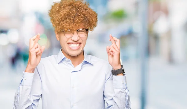 Unga Stiliga Affärsman Med Afro Glasögon Leende Korsning Fingrar Med — Stockfoto