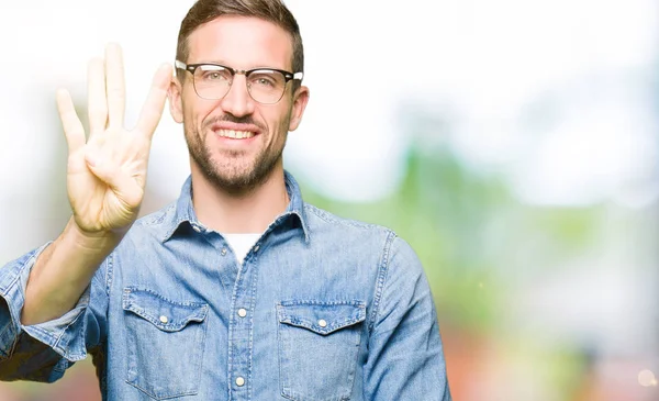 Bonito Homem Usando Óculos Mostrando Apontando Para Cima Com Dedos — Fotografia de Stock