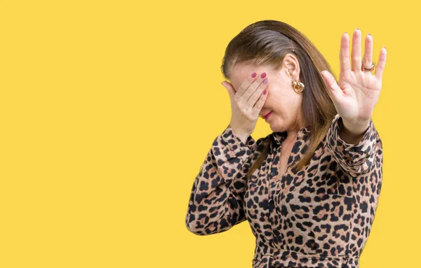 Bela Meia Idade Madura Mulher Rica Vestindo Vestido Leopardo Sobre — Fotografia de Stock