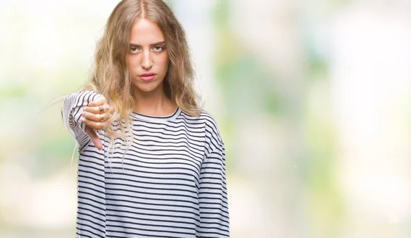 Mulher Loira Bonita Vestindo Listras Suéter Sobre Fundo Isolado Olhando — Fotografia de Stock