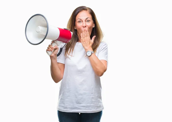 Hispanische Frau Mittleren Alters Schreit Durch Megafon Über Isolierten Hintergrunddeckel — Stockfoto