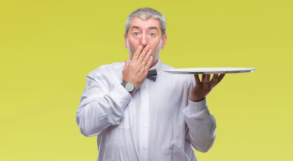 Przystojny Kelner Starszy Mężczyzna Trzymając Srebra Tacę Białym Tle Okładka — Zdjęcie stockowe