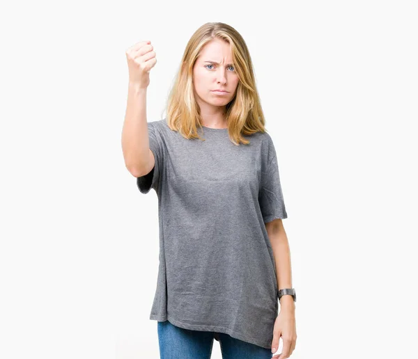 Mulher Bonita Vestindo Camiseta Casual Oversize Sobre Fundo Isolado Irritado — Fotografia de Stock