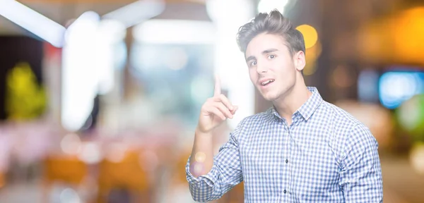 Joven Hombre Negocios Guapo Sobre Fondo Aislado Apuntando Con Dedo — Foto de Stock