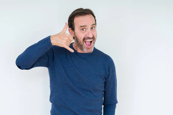 Elegante Uomo Anziano Sfondo Isolato Sorridente Facendo Gesto Telefonico Con — Foto Stock