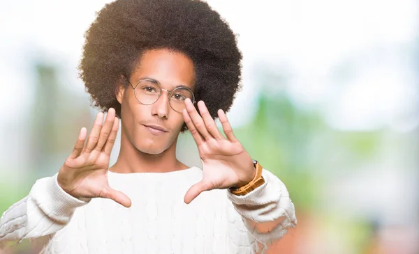 Młody African American Włosów Afro Noszenie Okularów Smiling Robi Ramki — Zdjęcie stockowe