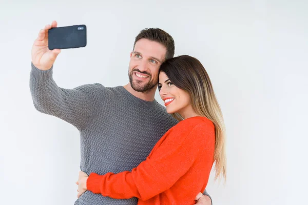 Hermosa Joven Pareja Enamorada Besándose Abrazándose Tomando Una Foto Selfie — Foto de Stock