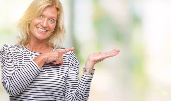 Blonde Frau Mittleren Alters Mit Isoliertem Hintergrund Erstaunt Und Lächelnd — Stockfoto