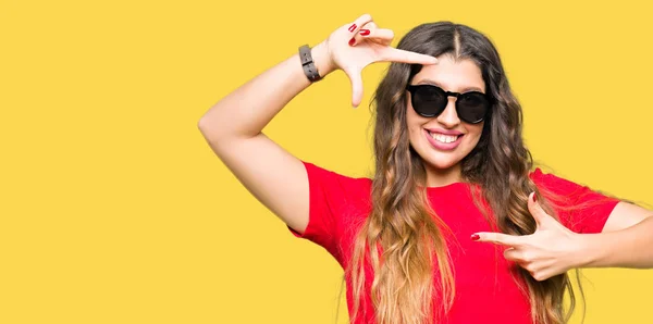 Mulher Bonita Nova Vestindo Shirt Vermelha Óculos Sol Sorrindo Fazendo — Fotografia de Stock