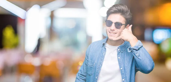 Joven Hombre Guapo Con Gafas Sol Sobre Fondo Aislado Sonriendo — Foto de Stock