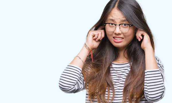 Mladá Asijská Žena Nosí Brýle Izolované Pozadí Pokrývající Uši Prsty — Stock fotografie