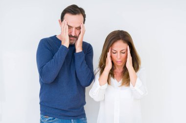 Güzel orta yaş kaç aşk ile izole arka plan üzerinde içinde el baş baş ağrısı için çünkü stres. Migren muzdarip.