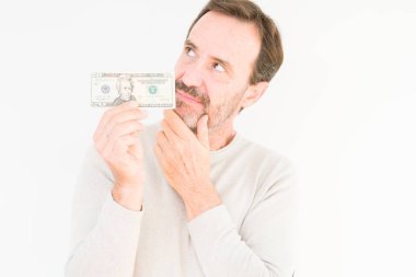 Komuta sizde izole arka plan ciddi bir yüz düşünme hakkında soru, çok karışık fikir üzerinden yirmi dolar banka Not tutarak