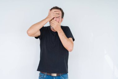 İzole arka plan kaplaması gözler ve ağız el ile üst düzey adam şaşırttı ve şok. Duygu gizleme