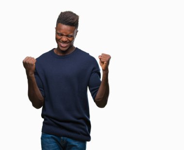 Gülümseyen ve başarı için çığlık genç Afro-Amerikan adam izole arka plan çok mutlu ve heyecanlı kaldırdı, silah ile kazanan jest yapıyor. Kutlama kavramı.