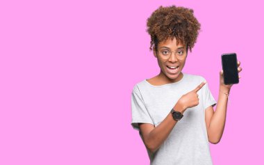 Genç Afro-Amerikan kadın gösteren smartphone ekran üzerinde izole arka el ve parmak ile işaret çok mutlu