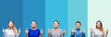 Mavi çizgili genç güzel kadın kolaj arka plan geçiş parmakları umut ve gözleri kapalı ile gülümseyen izole. Şans ve batıl kavramı.