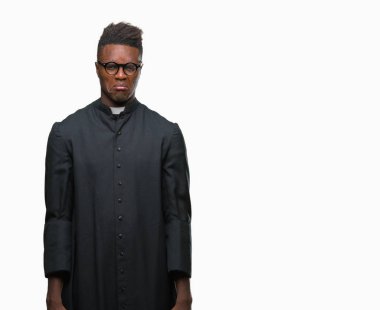 Genç Afro-Amerikan rahip adam izole arka plan üzerinde depresif ve kızgın ve korkmuş ağlıyor sıkıntı için endişeleniyorum. Üzgün ifade.