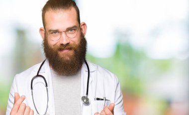 Genç Sarışın Doktor adam sakal tıbbi giyen ile kat yapıyor para hareketi el ile maaş ödeme için milyoner iş istiyor