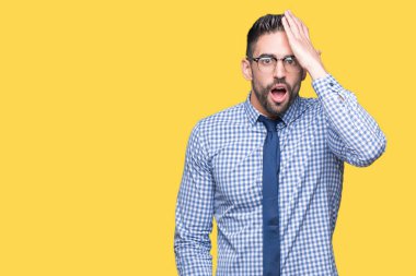 Genç iş adamı gözlük izole arka kafasına hata için el ile sürpriz üzerinde hata hatırlıyorum. Unuttum, kötü bellek kavramı.