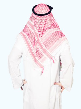 Arap iş adamı uzun saçlı geriye doğru uzakta silah ile vücut üzerinde seyir ayakta geleneksel keffiyeh şal