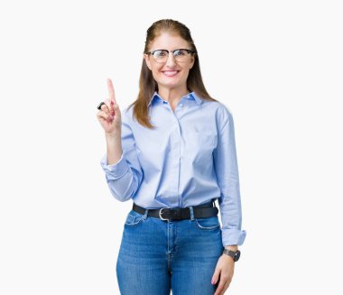 Güzel orta yaş olgun iş kadını ve parmak gülümseyen süre bir numara ile kendinden emin ve mutlu yukarıyı gösteren izole arka plan üzerinde gözlük.