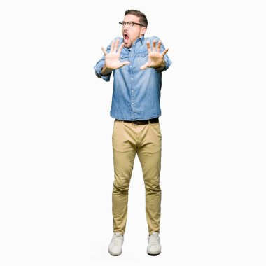 Şokta bağırarak yakışıklı adam korkuyor ve dehşet korku ifade dur hareketi el ile ile gözlüklü. Panik kavramı.