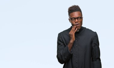 Diş ağrısı veya dişlerde dişlerle ilgili hastalık nedeniyle ağız acı ifadesi ile el ile dokunmak izole arka plan genç Afro-Amerikan rahip adam. Diş hekimi kavramı.
