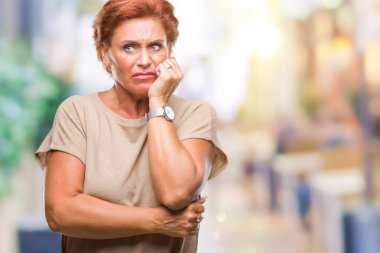 Atrractive üst düzey beyaz Kızıl saçlı kadın yüzünden stresli ve gergin elle çivi ısırma ağzına bakarak izole arka plan. Anksiyete sorunu.