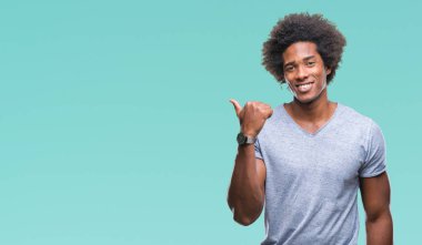 Seyir ve başparmak yanında yukarıyı mutlu yüz ile gülümseyen izole arka plan üzerinde Afro Amerikalı adam.