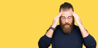 Gözlük ve balıkçı yaka kazak el ile baş ağrısı için kafasına çünkü giyen genç sarışın adam stres. Migren muzdarip.