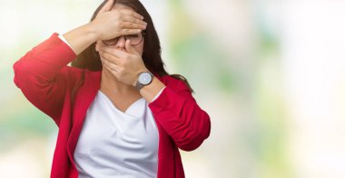 Artı boyutu genç iş kadını güzel izole arka plan kaplaması gözler ve ağız el ile üzerinden şık ceket ve gözlük takıyor şaşırttı ve şok. Duygu gizleme