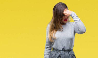 Genç güzel işçi iş kadın izole arka burun ve göz yorgunluğu ve baş ağrısı duygu sürtünme yorgun. Stres ve hayal kırıklığı kavramı.