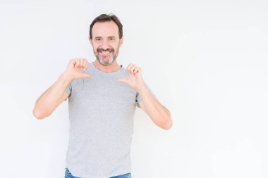 Yüzünde gülümseme ile kendinden emin görünüyorsun, kendini gururlu ve mutlu parmakları ile işaret izole arka plan üzerinde üst düzey yakışıklı.