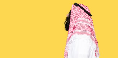 Arap iş adamı uzun saçlı tarafına, seyir geleneksel keffiyeh eşarp dinlenmek doğal yüz emin gülümseme ile pozuyla profil.