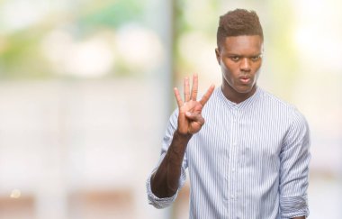 Gösterilen ve parmakları ile işaret izole arka plan üzerinde genç Afro-Amerikan adam kendinden emin ve mutlu gülümseyerek süre dört numara.