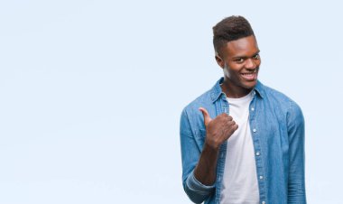 Genç Afro-Amerikan adam arıyor ve başparmak yanında yukarıyı mutlu yüz ile gülümseyen izole arka plan üzerinde.