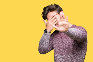 Yakışıklı delikanlı üzerinde gözlük takan izole elleriyle gözlerini kapsayan arka plan ve stop jest ile acı ve korku ifadesi. Utandım ve negatif kavramı.