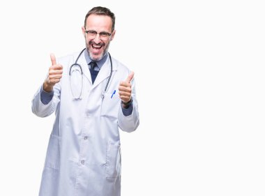 Tıbbi üniforma izole arka plan başarı işareti el ile pozitif jest yapıyor giyen orta yaş üst düzey ağarmış Doktor adam başparmak gülümseyen ve mutlu. Neşeli bir ifadeyle, kazanan jest kameraya bakıyor.